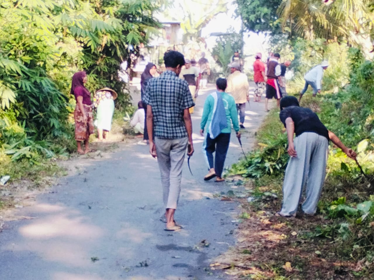 WUJUDKAN LINGKUNGAN BERSIH DAN SEHAT, KEPALA DESA BEBER PIMPINAN GOTONG ROYONG BERSIHKAN LINGKUNGAN.